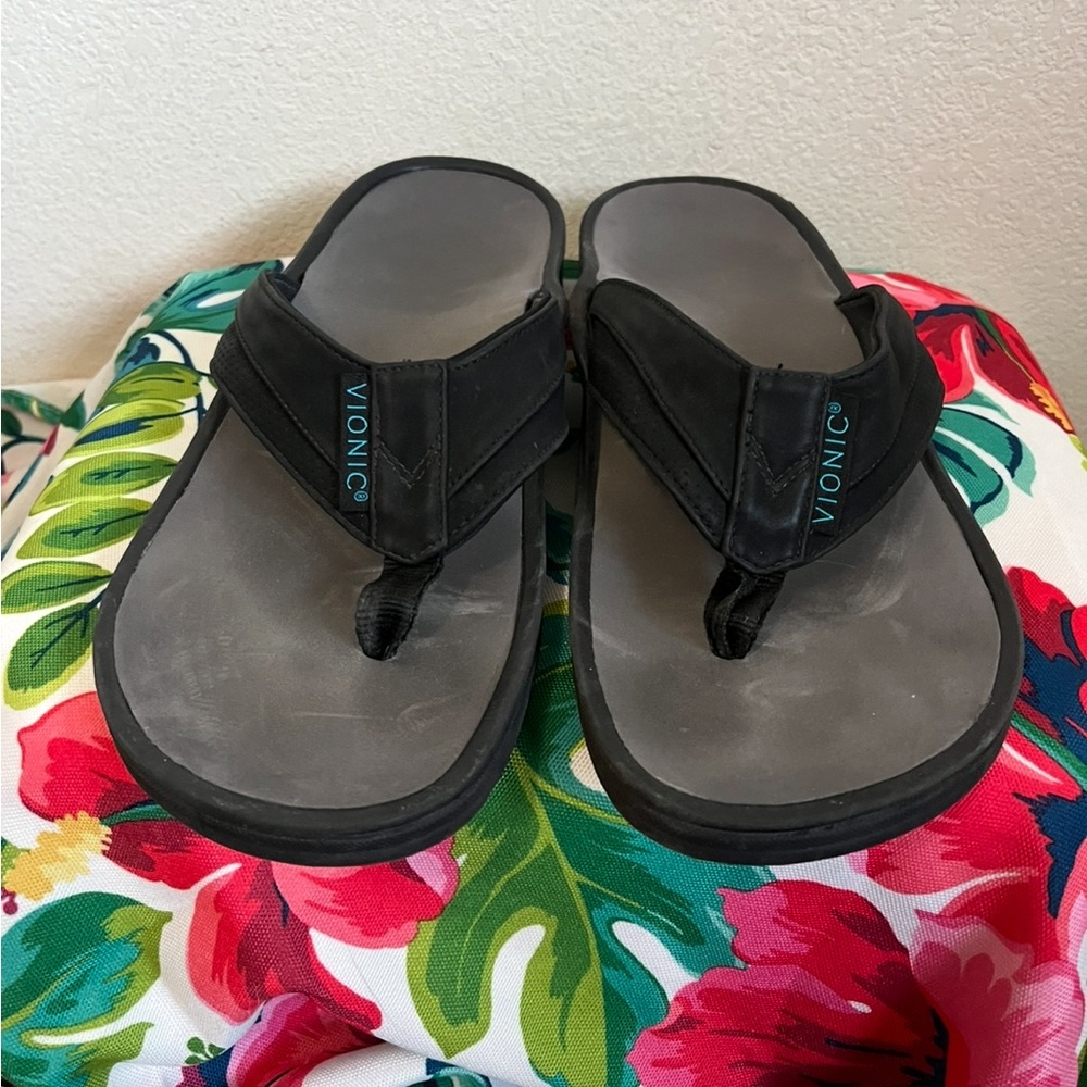 Vionic men’s leather flip flops. Size 11